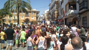 Centenares de personas poblaban el paseo Francisco Salto a la llegada de la comitiva de los Gigantes y Cabezudos.