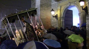Ntra. Sra. de los Dolores entra en el templo entre un mar de paraguas.